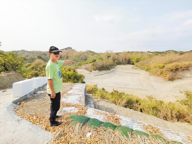 台南市南化區小崙里一處公用農塘淤積多年，里長張毓仁與里民向農委會陳情要求協助清淤。（劉秀芬攝）