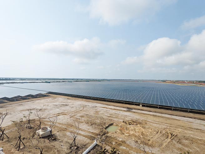 台电利用台南市将军、七股区废弃的214公顷盐滩地，打造总装置容量达150MW的盐田光电场，昨日正式启用。（庄曜聪摄）