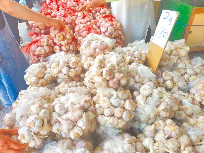 云林县农业处推估国内大蒜供需应可达平衡，呼吁农民勿信谣言抢售。（张朝欣摄）