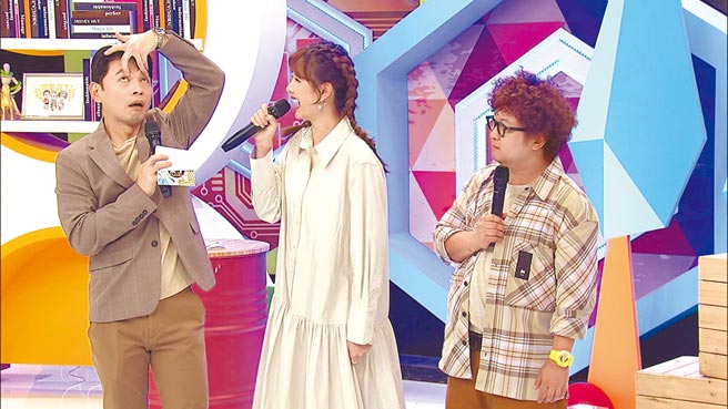 阿Ken（左起）、安心亞、納豆近日主持《同學來了》。（中天綜合台提供）