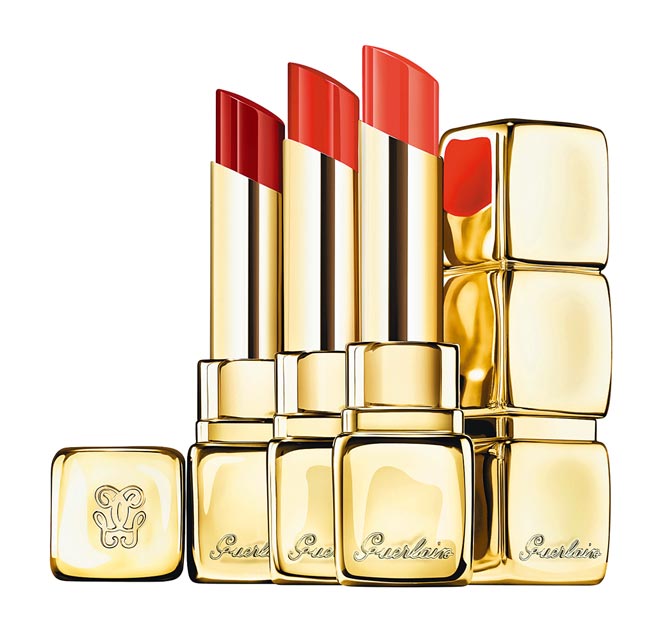 娇兰KISSKISS法式之吻波光水润唇膏情境图，单支1350元。（娇兰提供）