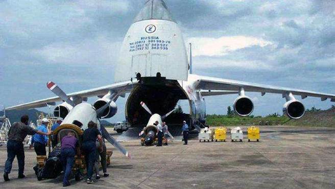美方派了12名人员到海南岛拆解EP-3侦察机，再用从俄罗斯租来的An-124巨型运输机运了5趟才全部运完。（图／网路）