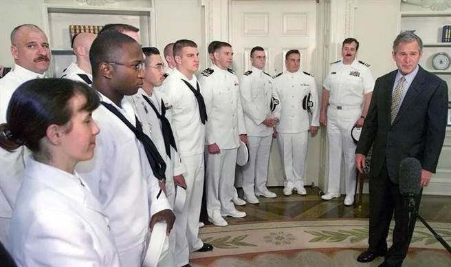 2001年美国总统小布希会见返国的EP-3侦察机24名机组人员。（图／美国白宫）