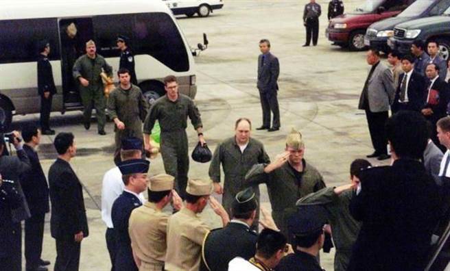 经过多次谈判后，中方在4月12日释放EP-3上的24名机组人员。（图／网路）