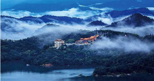 即將於六月開幕的「潭日月」，原為文武廟香客大樓（圖中白色建物），地理位置具有優勢，能飽覽秀麗的日月潭風景。（圖／承億集團提供）