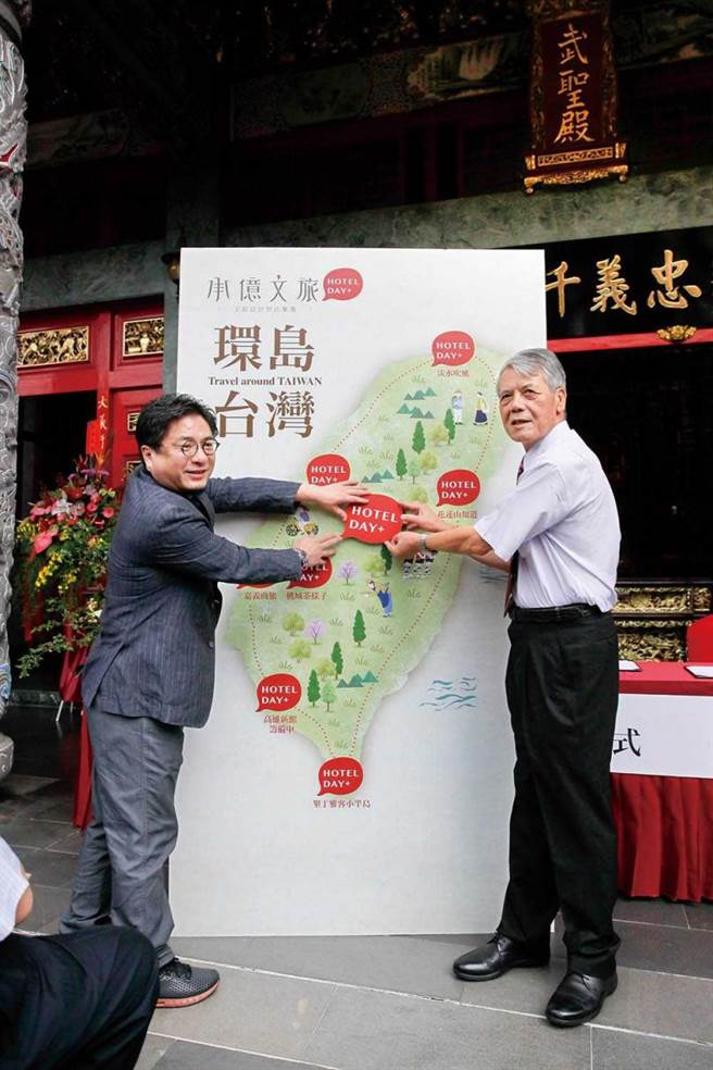 戴俊郎規劃未來要在台灣各縣市插旗，向外國人推廣台灣之美。圖為戴俊郎與日月潭文武廟董事長張德林。（圖／報系資料庫）