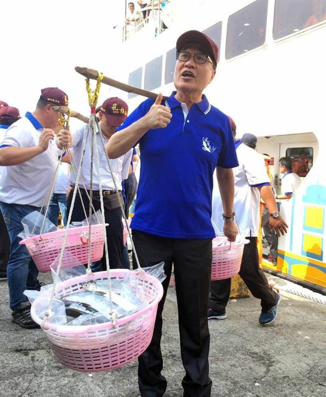 圖為2019年10月27日「虱目魚文化節」，時任高雄市副市長的李四川與貴賓肩挑扁擔，象徵著討海人滿載漁獲船隊順航入港熱鬧開場。（圖／取自李四川臉書）