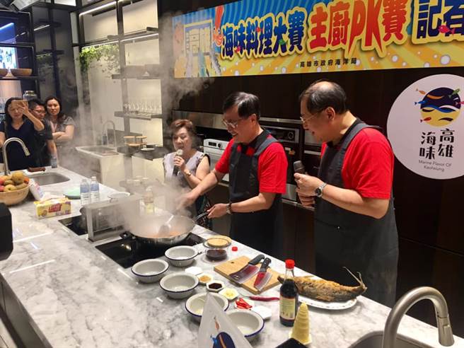 圖為2019年10月27日「虱目魚文化節」，時任高雄市副市長的李四川親自下廚做虱目魚料理，為「高雄海味料理大賽 主廚PK賽」記者會造勢。（圖／取自李四川臉書）