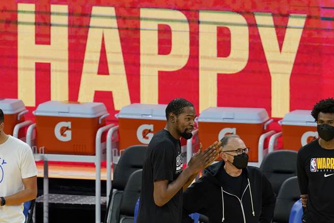 随着杜兰特下周可望復出，篮网六星连线终将到齐了。(美联社)