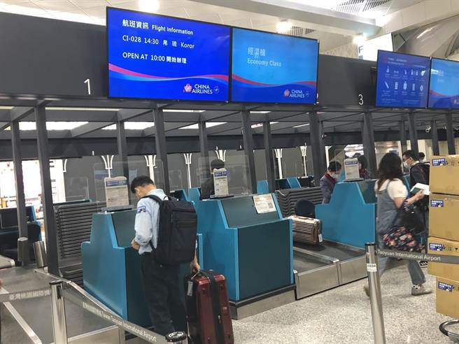 帛琉首發團旅客前往華航櫃檯辦理登機手續。（黃采薇攝）