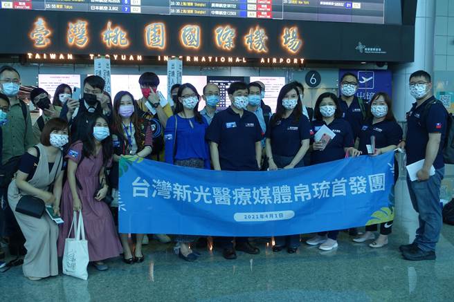 「台灣新光醫療媒體帛琉首發團」共28位，為大榮旅遊領隊的團員開心合影。（黃采薇攝）