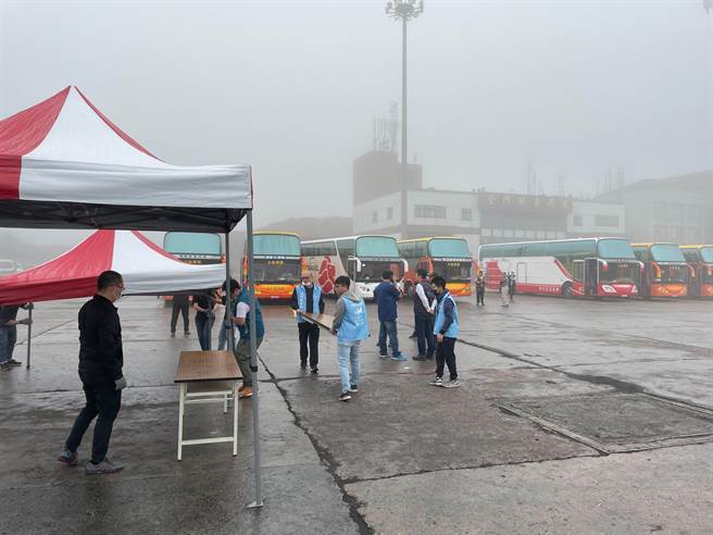 船商現場並貼心提供餐點及接駁車輛供旅客轉往金湖、金沙、金城、水頭等處，海上疏運作業圓滿完成。（金門縣港務處提供）