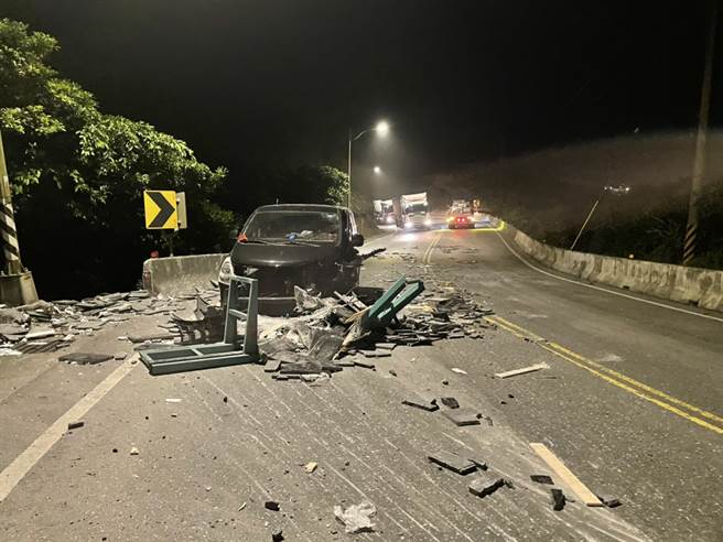 休旅車撞上對向貨車掉落的磁磚。（翻攝畫面）