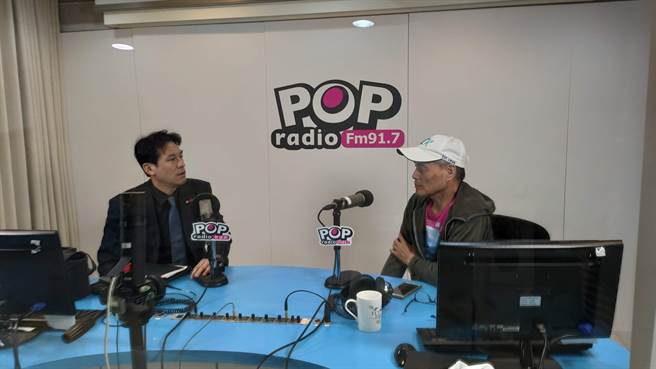 藻礁公投領銜人潘忠政今天接受「POP撞新聞」主持人黃暐瀚訪問。（林良齊攝）