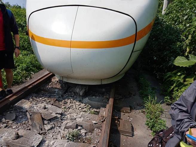 台铁太鲁阁列车花莲出轨，卡隧道现场画面曝光。（图／民眾林铭峰提供）