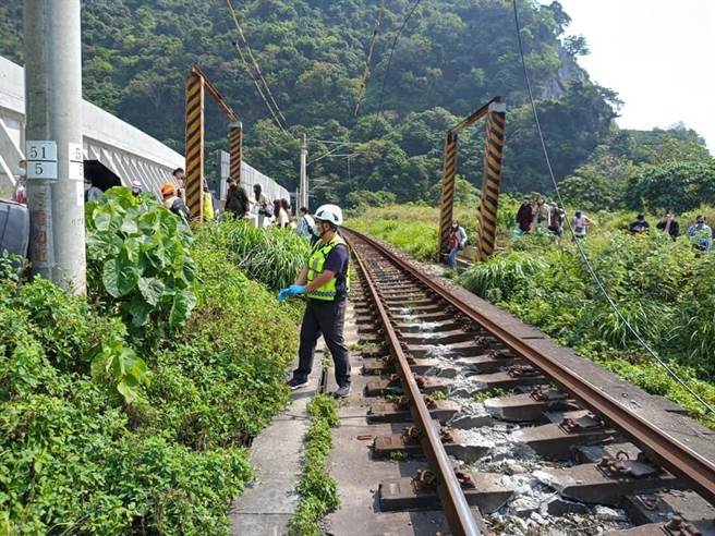台铁太鲁阁列车花莲出轨，卡隧道现场画面曝光。（图／民眾林铭峰提供）