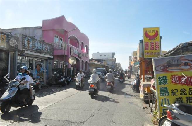 清明連假後，縣府將拆除綠島南寮違規招牌、路障拆除。（蔡旻妤攝）