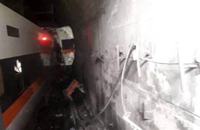 【太鲁阁出轨】车厢卡隧道停电 乘客摸黑开手机爬窗逃