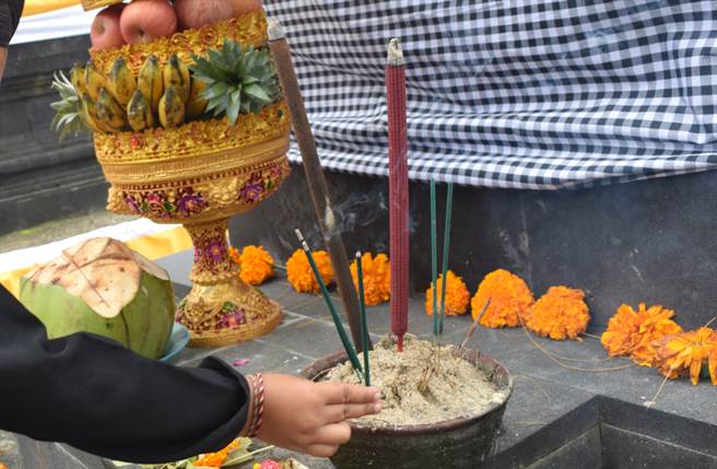 祭祖扫墓时只要诚心诚意，拜好祖先好运自然来。（图／Shutterstock）