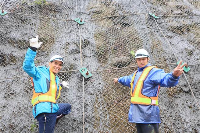 父子檔蜘蛛人林金福（左）与其子林清郎（右），工作中互相扶持。（新北市工务局提供／叶德正新北传真）