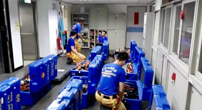台北市消防局准备前往花莲支援。（北市消防局提供）