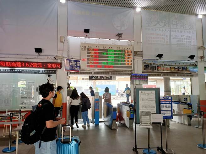 台铁发生出轨意外，影响部分列车行驶并导致误点。（胡健森摄）