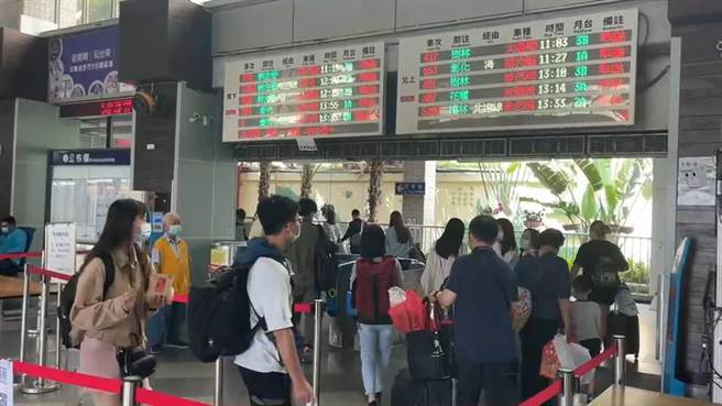 清明连假首日台铁太鲁阁号惊传出轨，造成台东火车站涌入大批民眾焦急等待。（蔡旻妤摄）