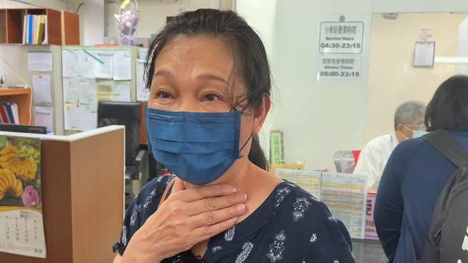 清明连假首日台铁太鲁阁号惊传出轨，造成台东火车站涌入大批民眾焦急等待。（蔡旻妤摄）