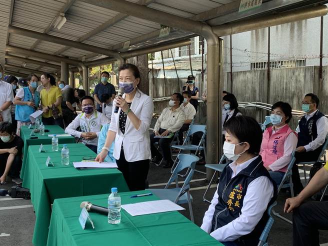 经济部长王美花(左站立者)视察「供五停二」措施相关整备工作，台中市长卢秀燕(右)提出「供五停一」或「供四停一」方式。(林欣仪摄)