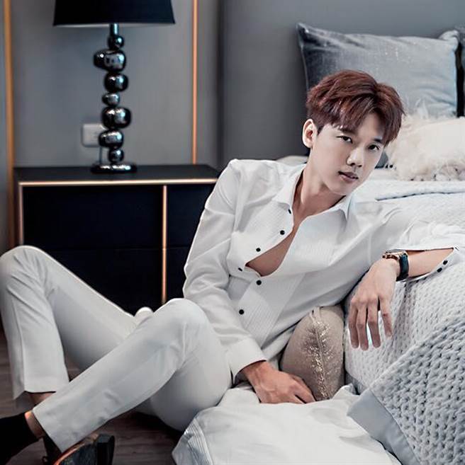 曾被誉为「海巡宋仲基」的赵树德，出道后取艺名为「赵元赫」，因合约问题与经纪公司宏威国际闹翻，提告解约获判胜诉。（取自赵元赫脸书）