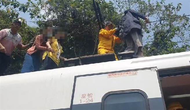 現場救援畫面。(中天新聞)