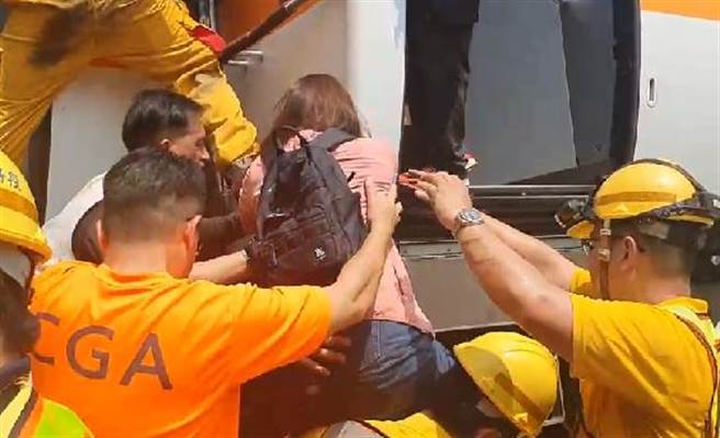 現場救援畫面。(中天新聞)