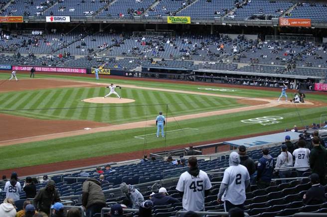 洋基主场开幕战开放20%观眾，有超过万人进场。（美联社）
