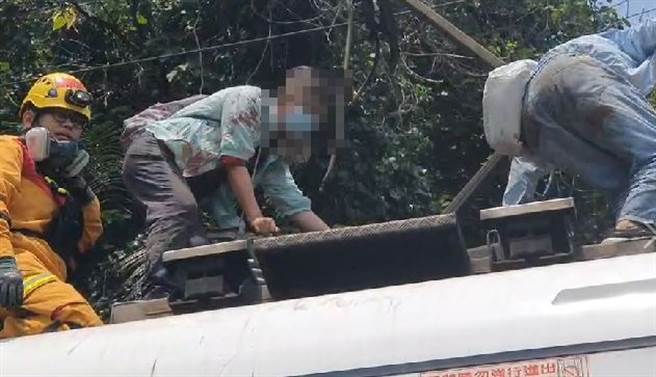 旅客從車廂頂上逃出。(中天新聞)