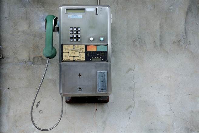 儘管现在人手一支手机，但在某些地方依旧看得到公共电话的存在。（图／达志影像）