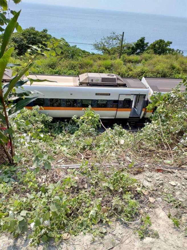 出轨当下晃很大，男乘客曝出事车厢惨况。（图／翻摄自Dcard）