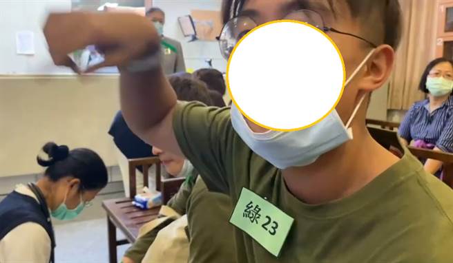 受伤乘客回忆惊悚瞬间，逃生时看到尸体在旁边。（图／罗亦琳摄）