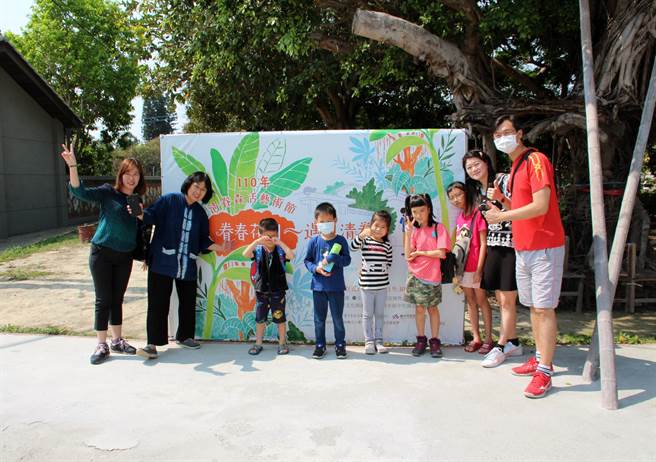 大小朋友連假首日造訪清水眷村文化園區參加「110年清眷森活藝術節」活動。（台中市港藝中心提供／王文吉台中傳真）