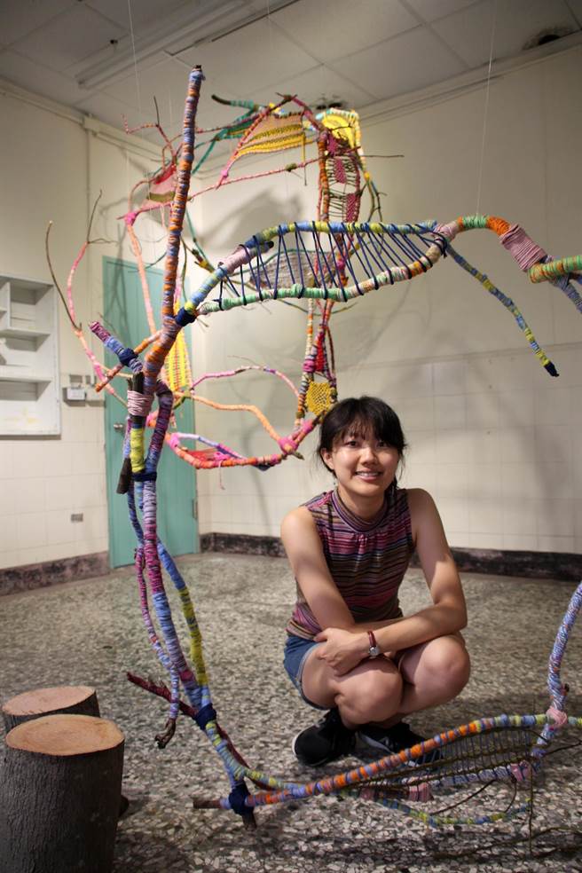 藝術家邱煦湄在「清眷森活藝術節」的作品《植物態》則是透過纖維裝置藝術，呈現出植物樣態，讓民眾進入空間有不同的觀看角度。（台中市港藝中心提供／王文吉台中傳真）