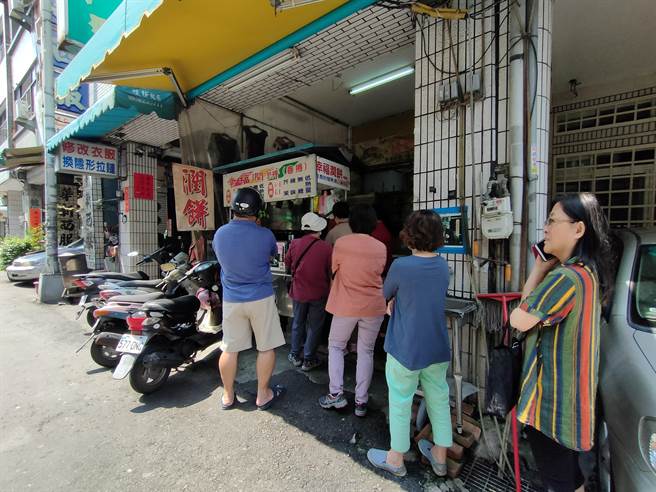 今年连续假期提早扫墓的民眾较多，在连假前２天就陆续有民眾购买润饼皮或润饼，业者提早备料应战，像麵粉就比以往多准备10倍以上，以迎接庞大的购买人潮。（吴建辉摄）