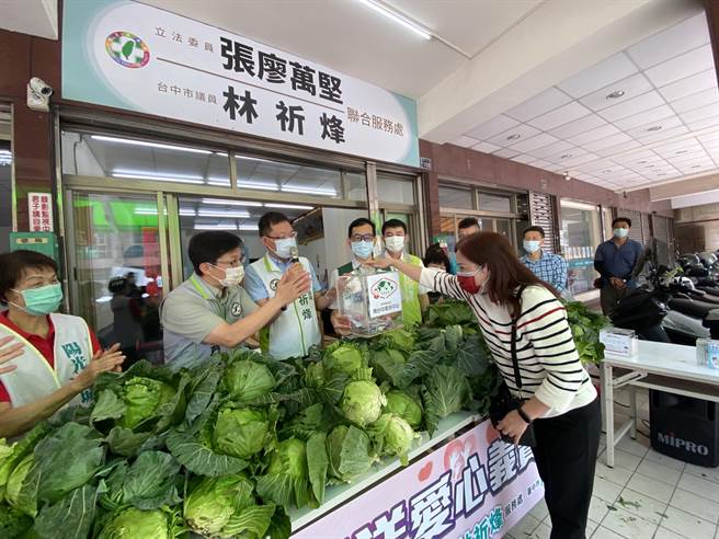 民眾随喜的捐助款，所得捐给南台中家扶中心。（卢金足摄）