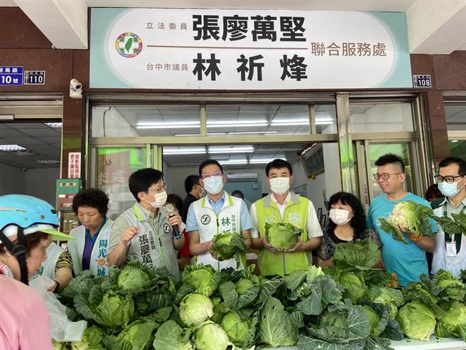 立委张廖万坚、台中市议员林祈烽2日邀集爱心企业举行高丽菜义卖挺公益活动。（卢金足摄）
