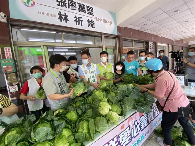 高丽菜盛产导致价格持续低迷，立委、议员2日上午举行高丽菜义卖。（卢金足摄）