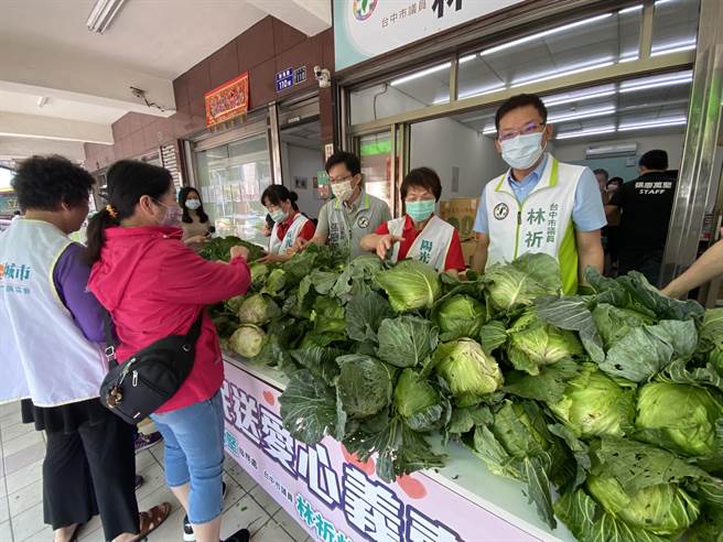 来买高丽菜的民眾说，有机高丽菜连露珠都在菜叶上，可见多新鲜，吃的安心健康，又能捐款做好事，高丽菜不管是快炒或煮火？吃起来特别甜。（卢金足摄）