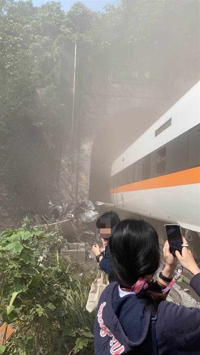 太鲁阁号出轨当下晃很大，男乘客还原事发车厢惨况。（图／翻摄自Dcard）