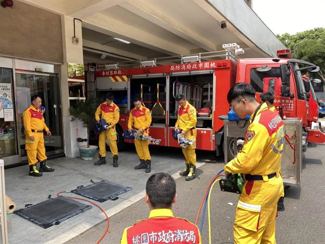 桃园市消防局特搜大队副大队长曾长全等15人、6车整备完毕，随时可以出发前往花莲支援。（桃园市消防局提供／赖佑维桃园传真）