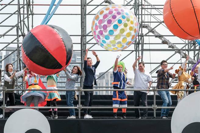 新竹市兒童藝術節由新竹市長林智堅（中左）和桃園市長鄭文燦（中右）熱鬧揭幕。（羅浚濱攝）　