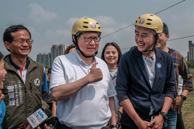 演出高難度動作的桃園市長鄭文燦（中）稱讚新竹市長林智堅（右）辦的兒藝節真的很棒。（羅浚濱攝）　
