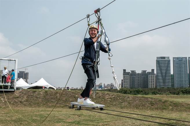 新竹市長林智堅體驗「空中滑板」。（羅浚濱攝）