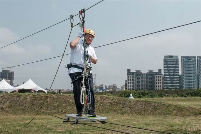 桃園市長鄭文燦體驗「空中滑板」。（羅浚濱攝）